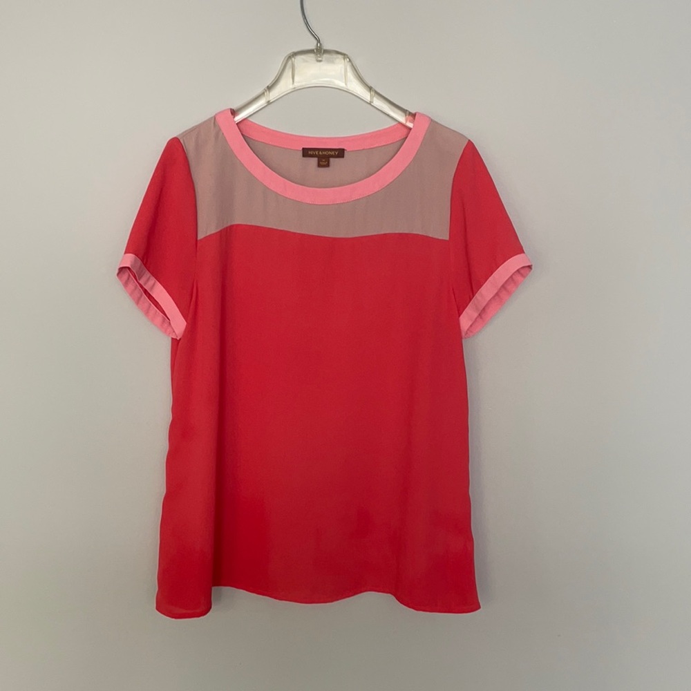 Hive & Honey color block t shirt blouse 🌷